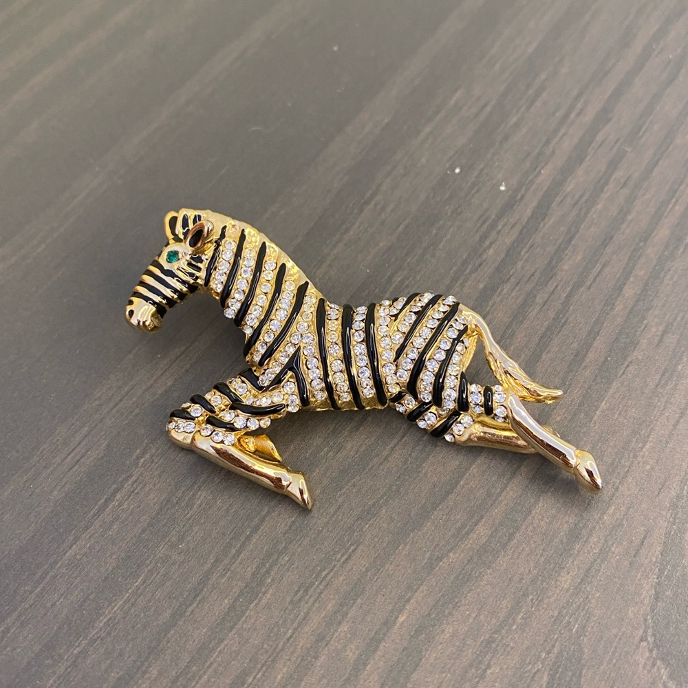 zebra rhinestone brooch missing the attachment